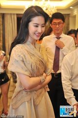 组图：刘亦菲身材发福变大妈 20分钟捞金百万