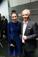 组图：黄奕蓝丝绒裙复古首秀米兰