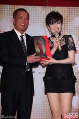 组图：江蕙连唱七场获封钢铁蕙 热裤秀美腿