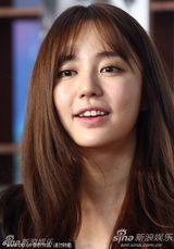 组图：尹恩惠首当导演新片首映 微笑尽显知性美