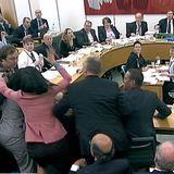 高清组图：默多克听证会上遇袭 邓文迪挺身相护