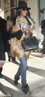 组图：娜奥米-坎贝尔发型大变 爆炸头形象雷人