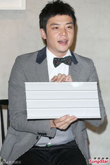 组图：姚元浩隔空示爱王心凌 转型变身购物专家