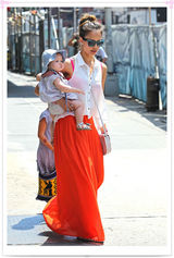 组图：杰西卡-阿尔芭携女现身装扮抢眼