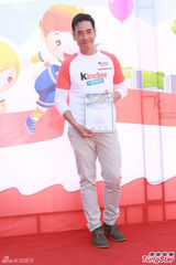 组图：准爸爸陈豪看书学照顾宝宝 向好友取经