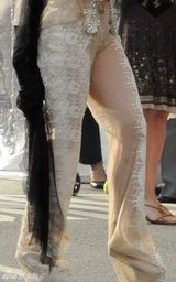 Lady Gaga妹妹毕业典礼抢风头 戴披风扮蒙面侠女