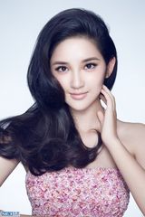 组图：唐艺昕梨涡浅笑 小露香肩精灵剔透