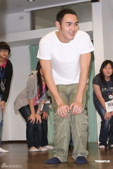 组图：役男阮经天当老师教学生演戏