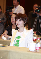 高清图：孙俪为世博身先士卒 自掏腰包购低碳交通卡