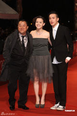 组图：金马赢家后台开心庆功 群星闪耀红地毯