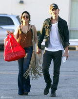 高清图：凡妮莎-哈金斯和新男友约会浓情蜜意