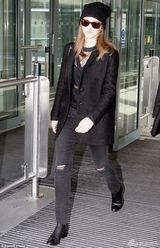 组图：艾玛着镂空装现身机场 男友马修紧随其后