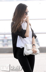 组图：Jessica&Krystal姐妹亮相机场情侣装默契