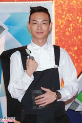 组图：黄智雯身着黄裙亮丽 梁烈唯工装俏皮