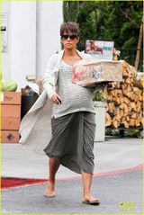 组图：47岁哈利贝瑞挺硕大孕肚亲自开车搬杂物