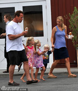 组图：施瓦辛格与神秘女约会 携三小孩如一家人