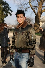 组图：杜江亮相法国巴黎俊朗时尚