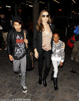 组图：朱莉携养子女亮相 黑超遮面衣着干练