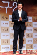 组图：韩片《朋友2》发布 金宇彬正装黑超耍帅