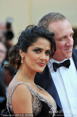 组图：海耶克戛纳携夫走秀 深V黑裙大秀傲人双峰