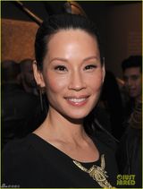 组图：43岁刘玉玲马尾黑裙尽显干练