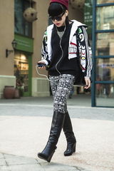 组图：吴莫愁个性街拍 单品混搭潮范儿十足