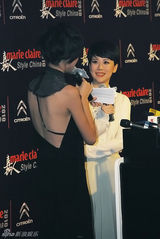 组图：海清受邀时尚盛典 赫本式造型成全场焦点