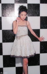 幻灯图：安以轩公主裙拍新写真 坦言最想穿旗袍拍戏