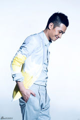 组图：何晟铭春意写真展儒雅绅士范儿