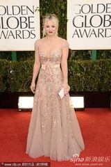 组图：《大爆炸》女星凯莉-库科秀美胸紫唇冷艳