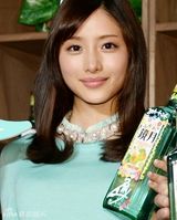 组图：石原里美微笑畅聊恋爱话题