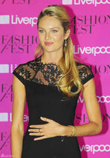 组图：超模坎蒂丝墨西哥走秀 蕾丝黑裙走光