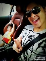 组图：Kimi成长全纪录 和妈妈啃饼干跟爸爸学车