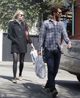 组图：艾玛和加菲尔德戴情侣墨镜外出