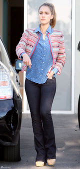 组图：杰西卡-阿尔芭素颜现身条纹外套搭牛仔裤