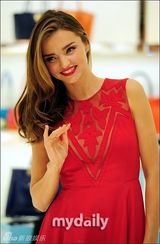 组图：米兰达可儿访韩镂空裙甜美将为球赛开球