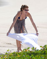 组图：超模史蒂芬妮海滩咸湿 深蓝比基尼秀八字奶