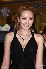 组图：安心亚露美背剪彩 柴智屏劝Makiyo安心工作