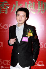 幻灯图：官恩娜露背装性感亮相 陈见飞手指秀纹身