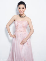 组图：苗圃粉色写真柔情似水 甜美难改英雄心