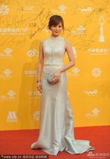 组图：韩星蔡琳与男友高梓淇首度现身 亲密耳语