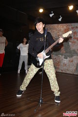 组图：林俊杰送Kimi皮外套 林志颖探班反客为主