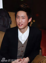 组图：屠洪纲20岁继子近照曝光 时尚帅气显韩范