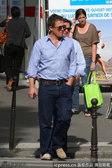 组图：休-格兰特与友人逛街 衣着雷同似双胞胎