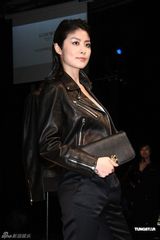 幻灯组图：陈慧琳出席服装发布会 黑色皮装酷劲十足