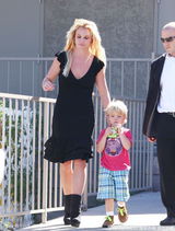 组图：小甜甜大露背幼儿园外接爱子上演天伦秀