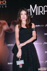 组图：陈慧琳吊带纱裙出镜 台上与萌萝莉互动