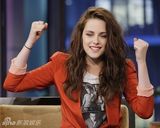 组图：斯图尔特做客《今夜秀》 衣着随性不拘小节