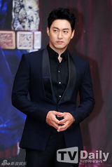 组图：河智苑宣传《奇皇后》抹胸裙红唇性感