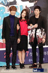 组图：尹施允朴信惠出席《邻家花美男》发布会